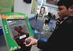 一名工做人员将贴有指定标签包拆好的蔬菜正在